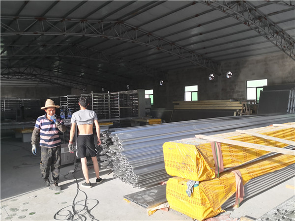 速凍鋁排貨架安裝現(xiàn)場 速凍鋁排貨架安裝現(xiàn)場